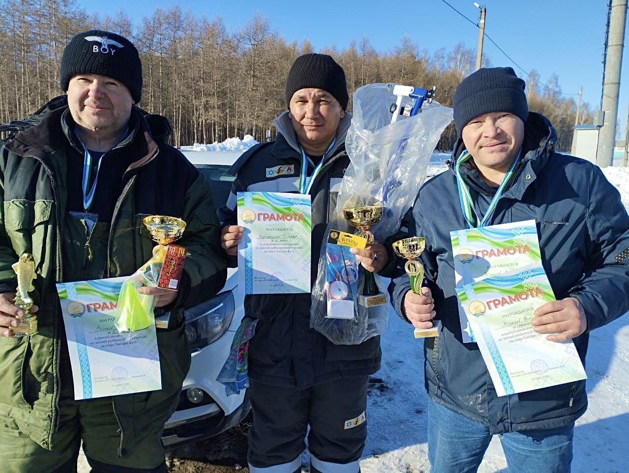 На озере Кандрыкуль под пристальным руководством инструктора по спорту БашВОГ Антонова Владимира состоялись соревнования по зимней рыбалке.