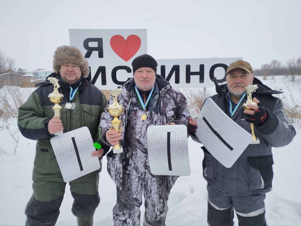 В деревне Искино Уфимского района прошёл республиканский турнир по подледному лову на блесну, который был организован под руководством специалиста БашВОГ Владимира Антонова.